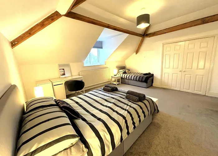 Clifton Spacious 3 Bed Apt & Parking - Simplycheckin
