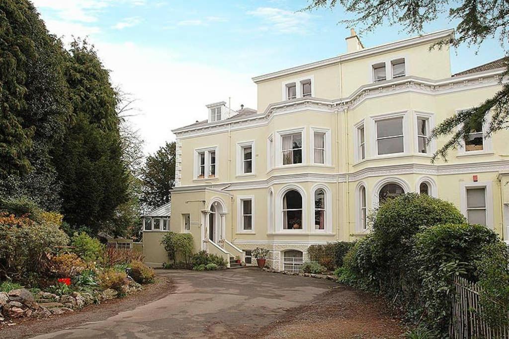 Clifton Spacious 3 Bed & Parking - Simplycheckin *