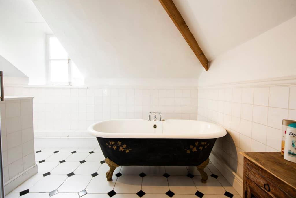 Clifton Spacious 3 Bed & Parking - Simplycheckin