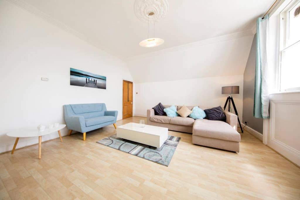Clifton Spacious 3 Bed & Parking - Simplycheckin