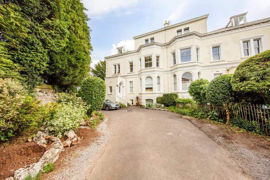 Clifton Spacious 3 Bed & Parking - Simplycheckin Apartment *