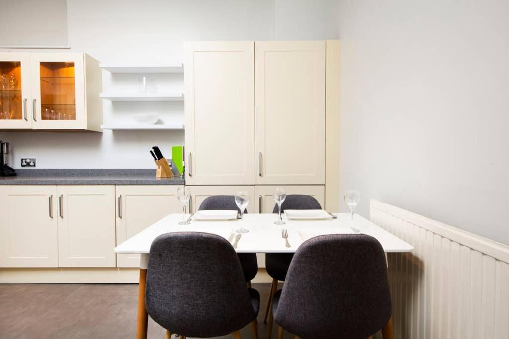 Clifton Spacious 3 Bed & Parking - Simplycheckin Apartment *