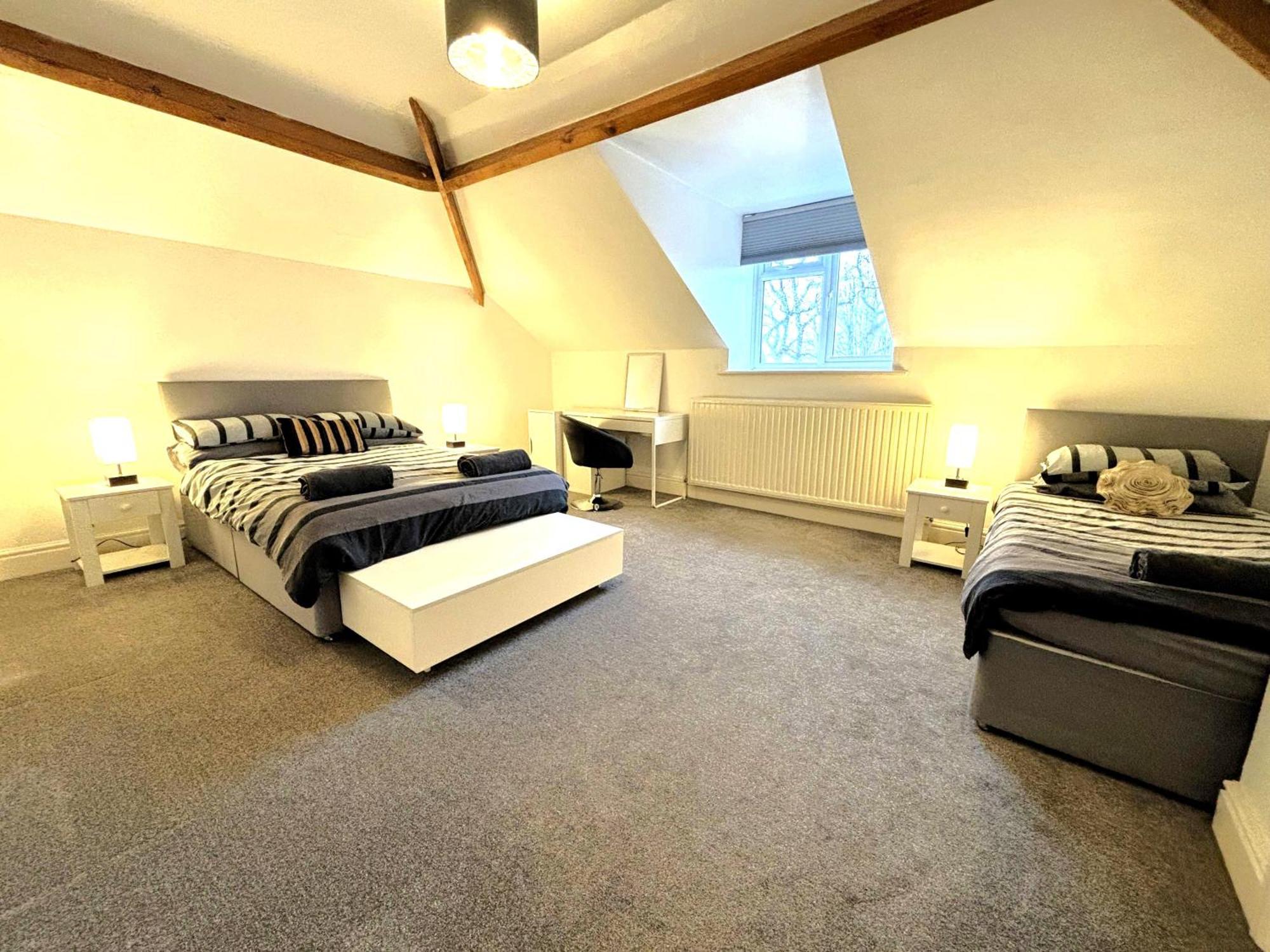 Clifton Spacious 3 Bed & Parking - Simplycheckin Apartment *