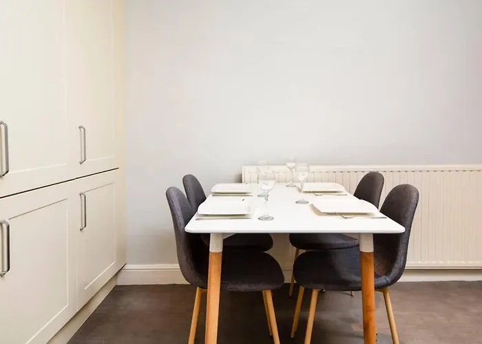 Clifton Spacious 3 Bed Apt & Parking - Simplycheckin