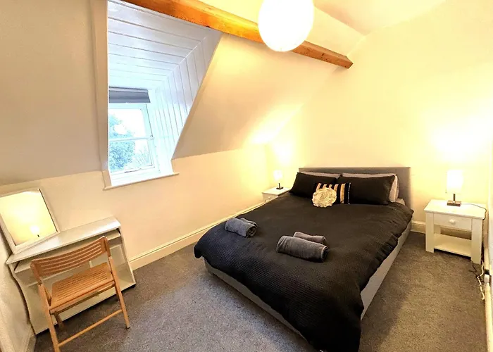 Clifton Spacious 3 Bed Apt & Parking - Simplycheckin