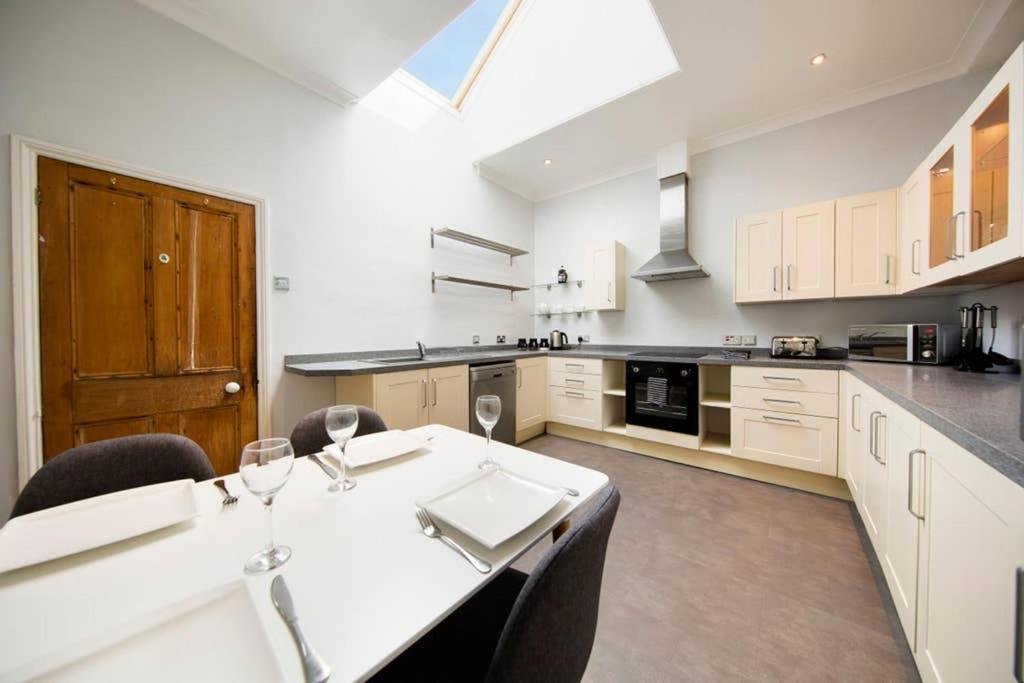 Clifton Spacious 3 Bed & Parking - Simplycheckin Апартаменты Бристоль